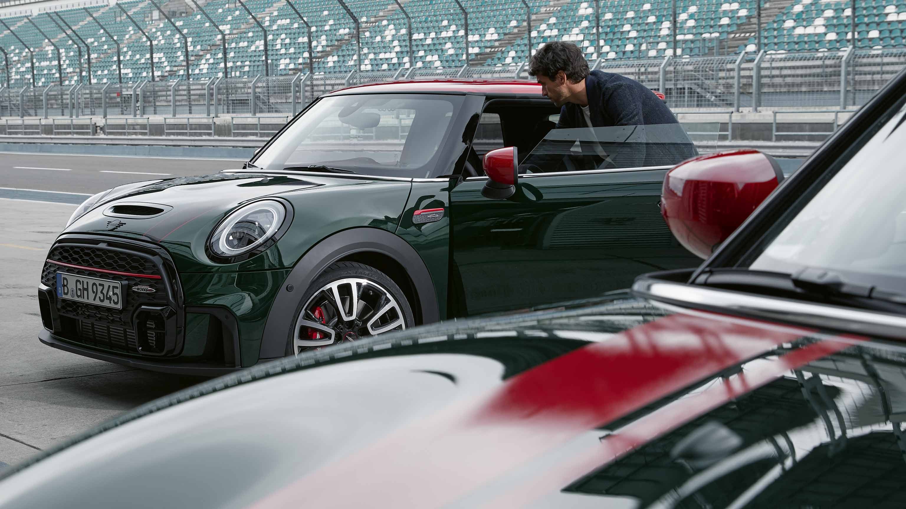 MINI John Cooper Works Clubman –  vert et rouge – vue latérale